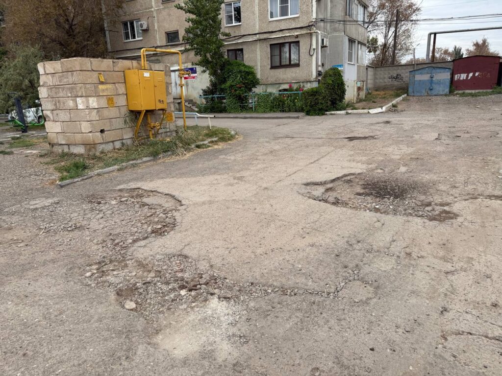 Жители Астрахани показали состояние своего двора прямо в сердце города — фото 12