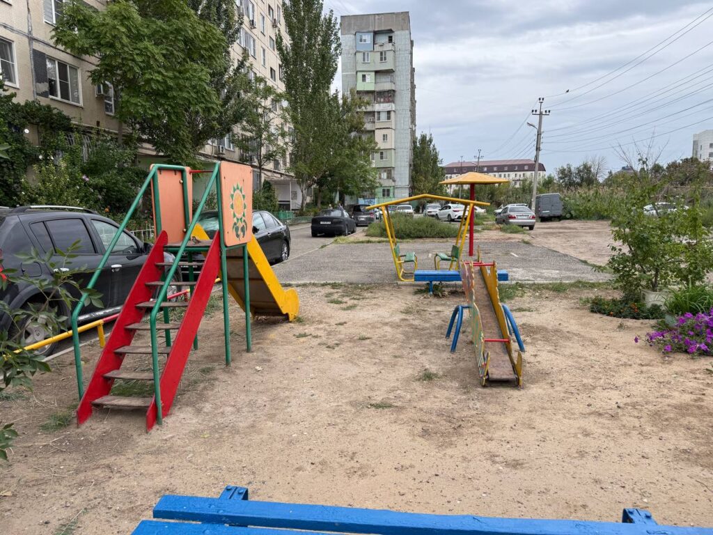 Жители Астрахани показали состояние своего двора прямо в сердце города — фото 2