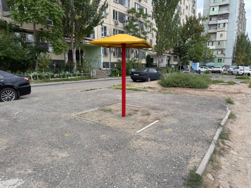 Жители Астрахани показали состояние своего двора прямо в сердце города — фото 3
