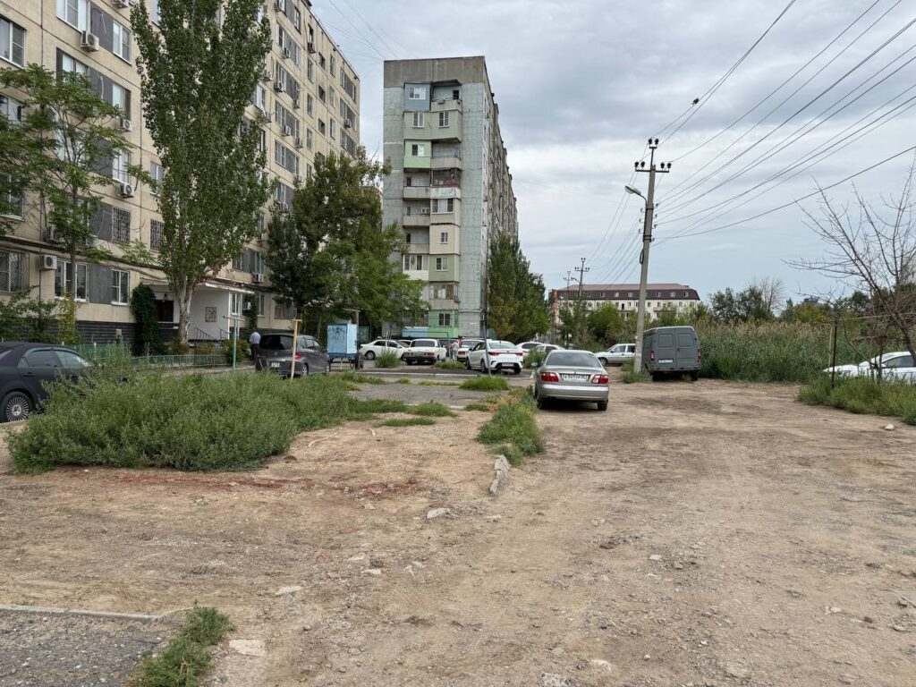 Жители Астрахани показали состояние своего двора прямо в сердце города — фото 4