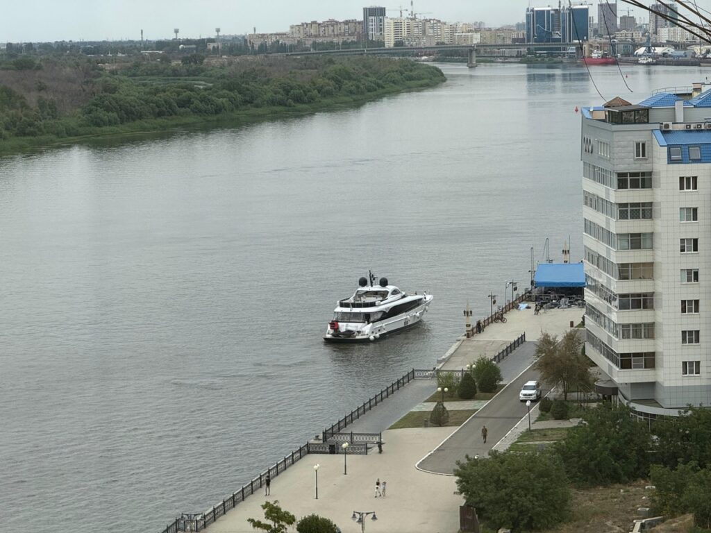 В Астрахани на центральной набережной пришвартовалась шикарная яхта
