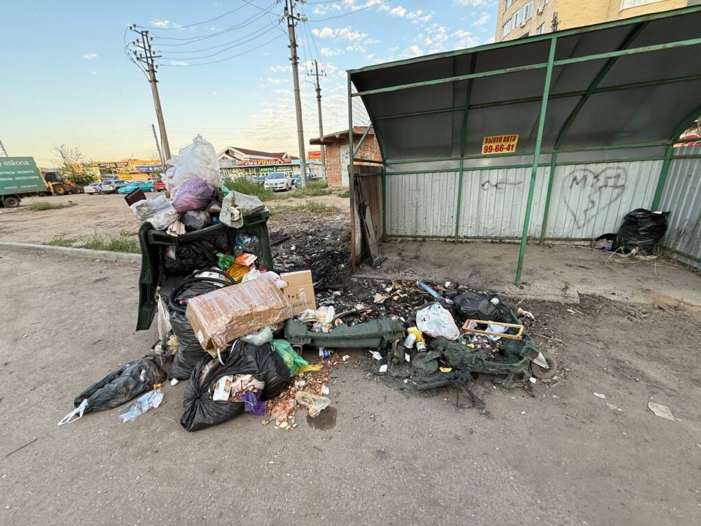 На одной из астраханских улиц не спешат заменить сгоревшие контейнеры