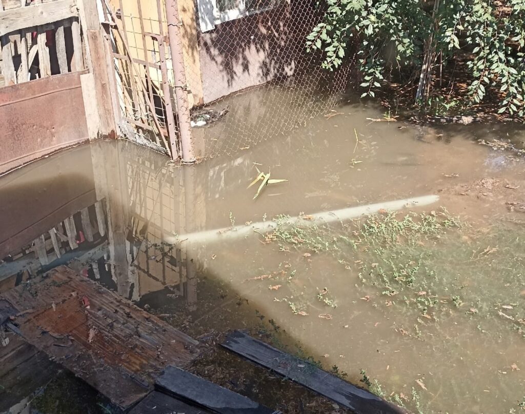 В Астраханском поселке потоп: вода заливает дворы частных домов
