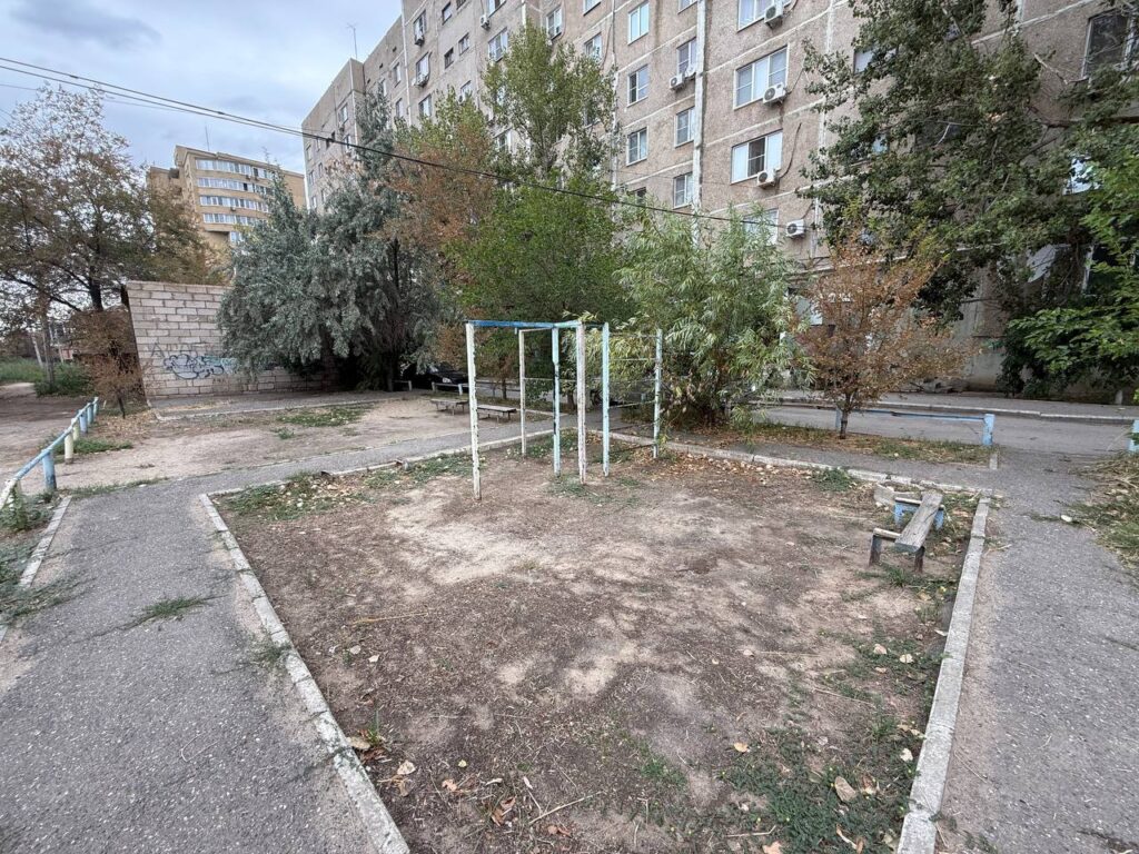 Жители Астрахани показали состояние своего двора прямо в сердце города — фото 1