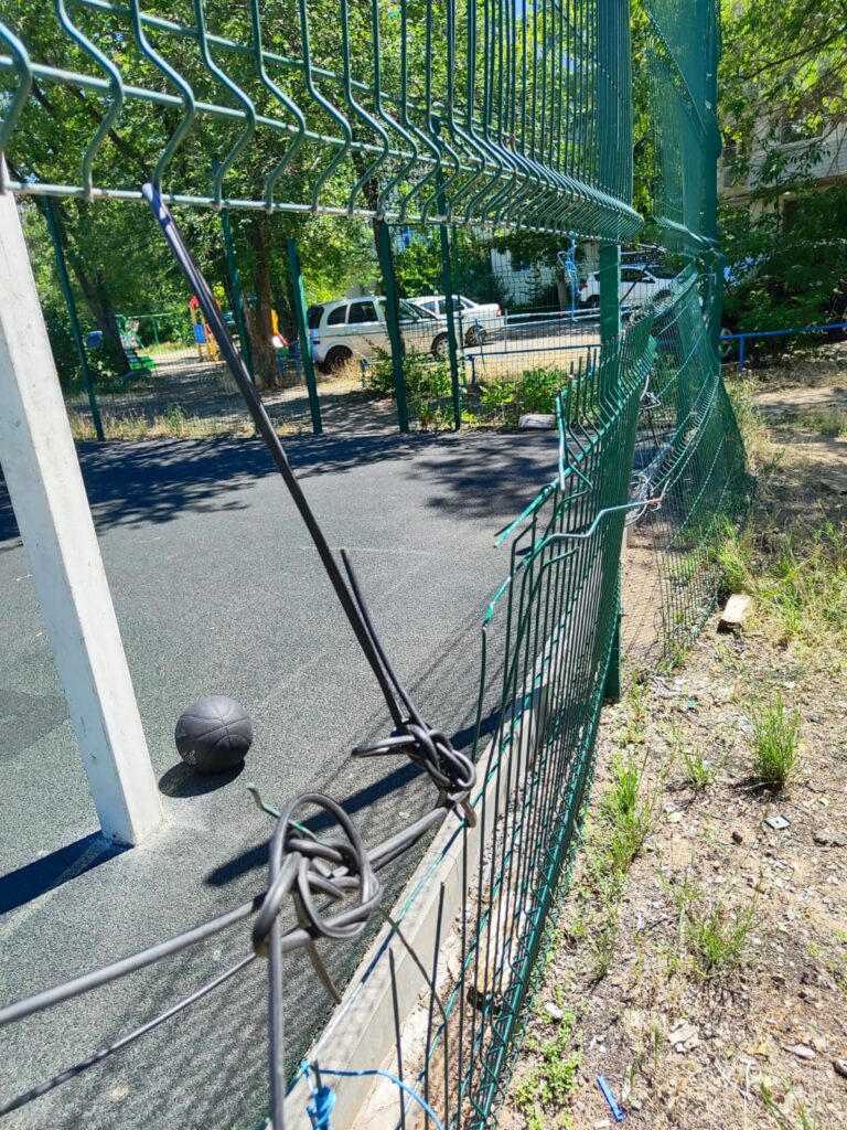 Астраханский депутат организовал праздник на разбитой детской площадке — фото 8