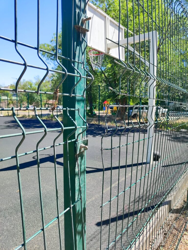 Астраханский депутат организовал праздник на разбитой детской площадке — фото 10