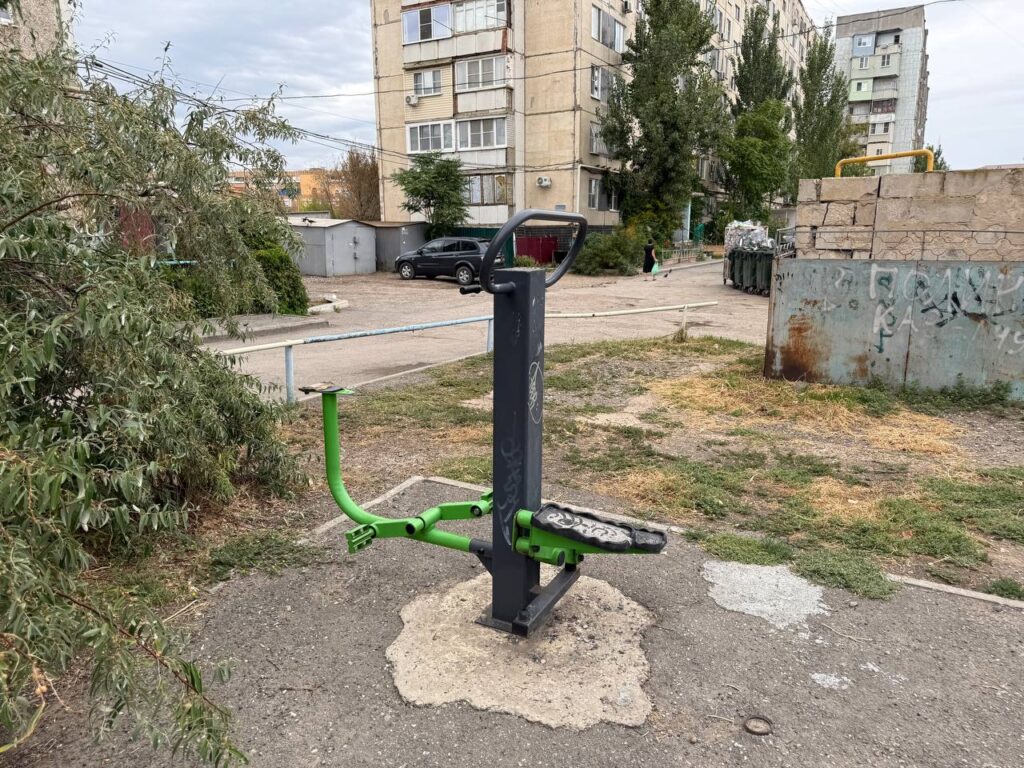 Жители Астрахани показали состояние своего двора прямо в сердце города — фото 9