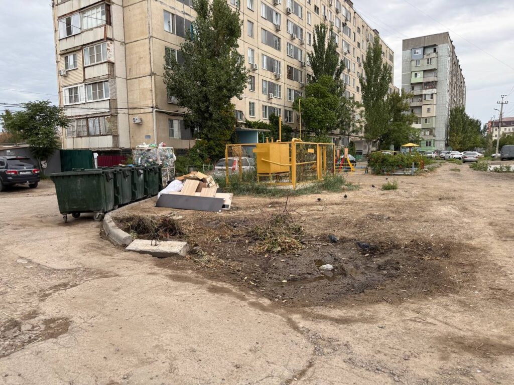 Жители Астрахани показали состояние своего двора прямо в сердце города