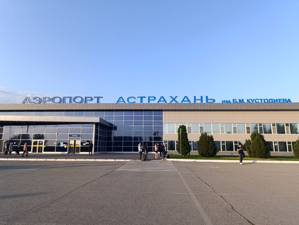 Нужно иметь с собой противогаз: астраханский аэропорт шокировал гостью Каспийской столицы