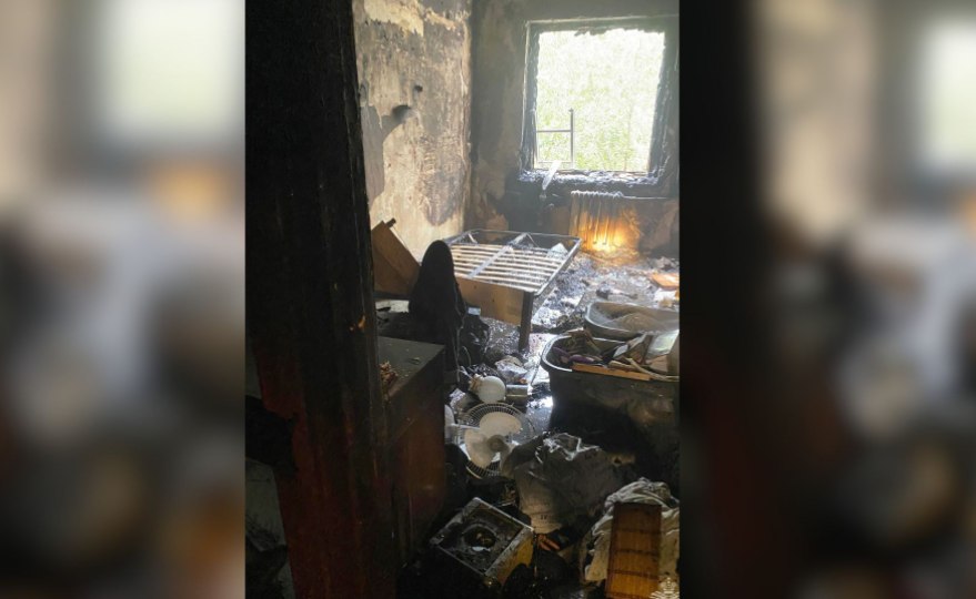 Астраханские пожарные спасли десять человек из горящего дома