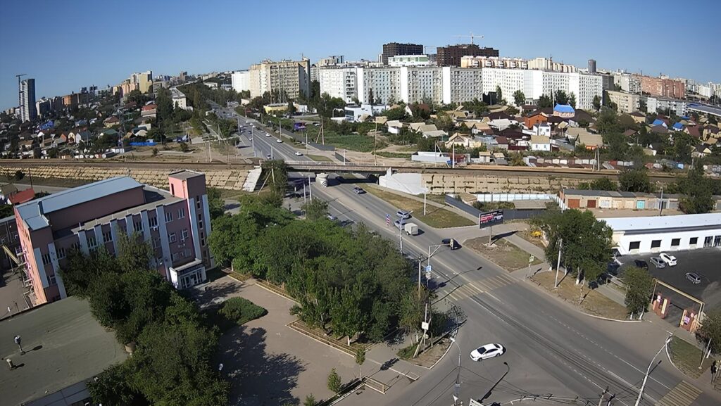 «Танк» застрял под мостом в Астрахани
