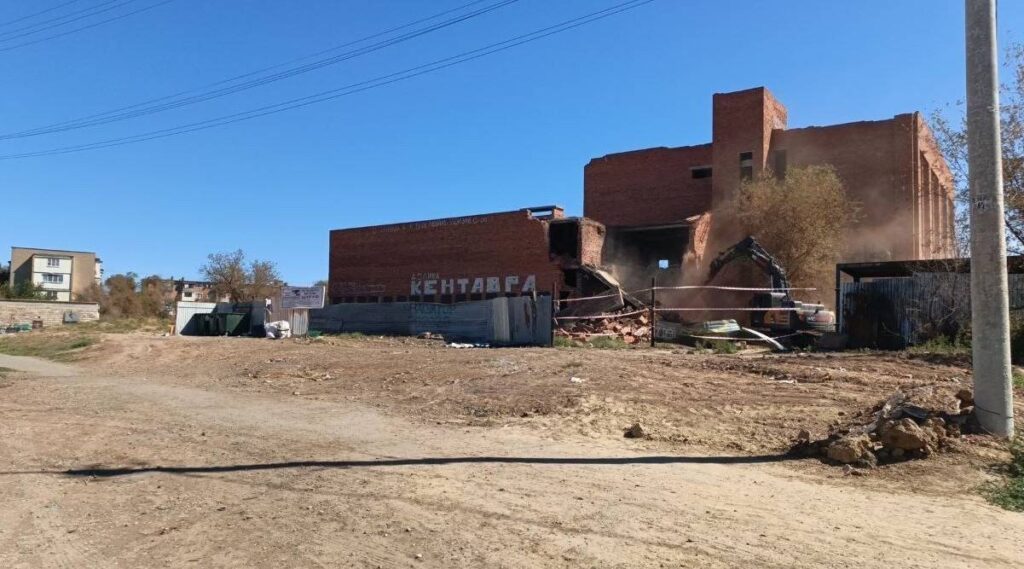 В Астрахани сносят один из самых мистических недостроев
