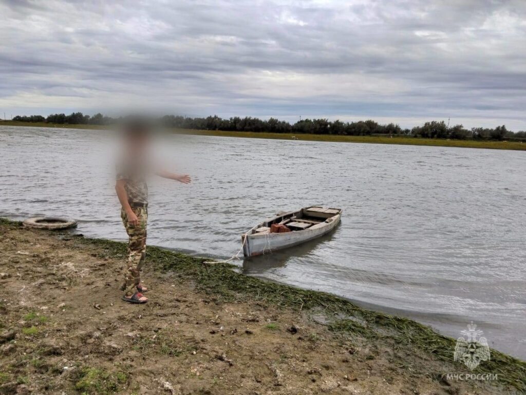 Двое астраханцев погибли на рыбалке после крушения лодки