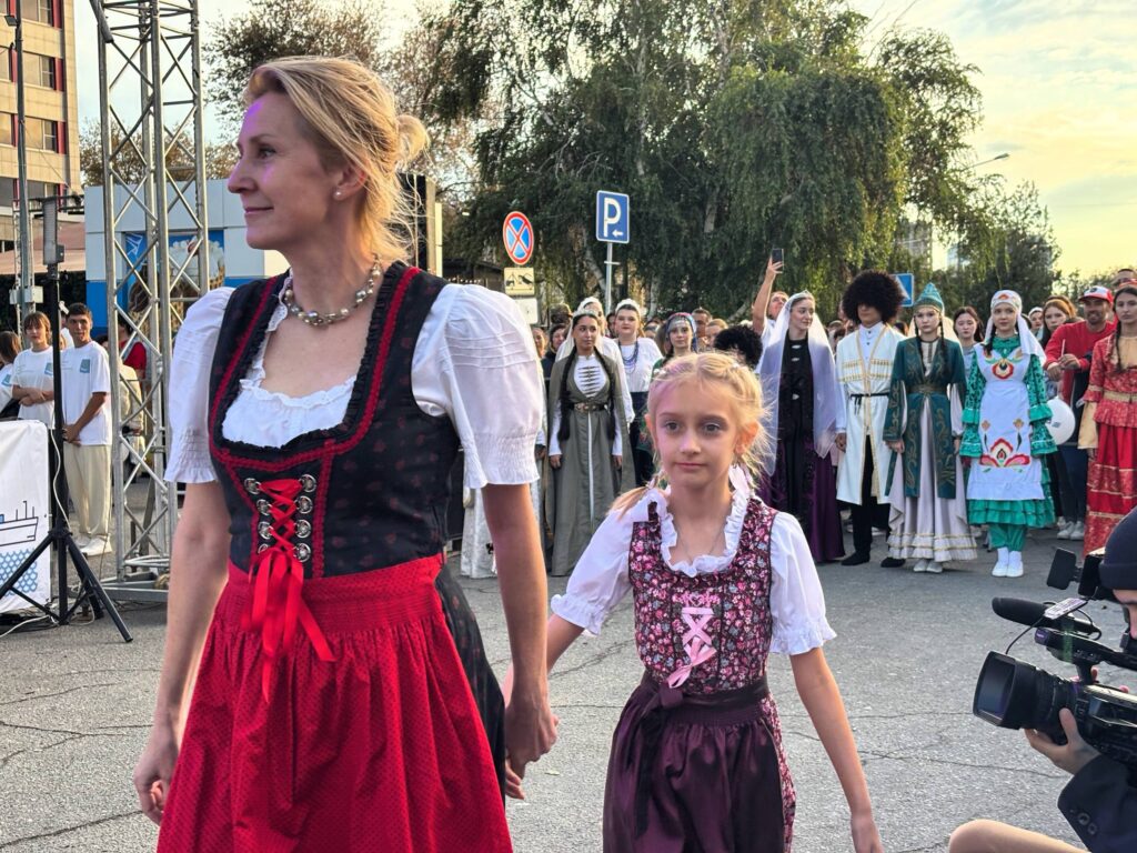 Астрахань отметила День города масштабным праздником на набережной Волги — фото 10