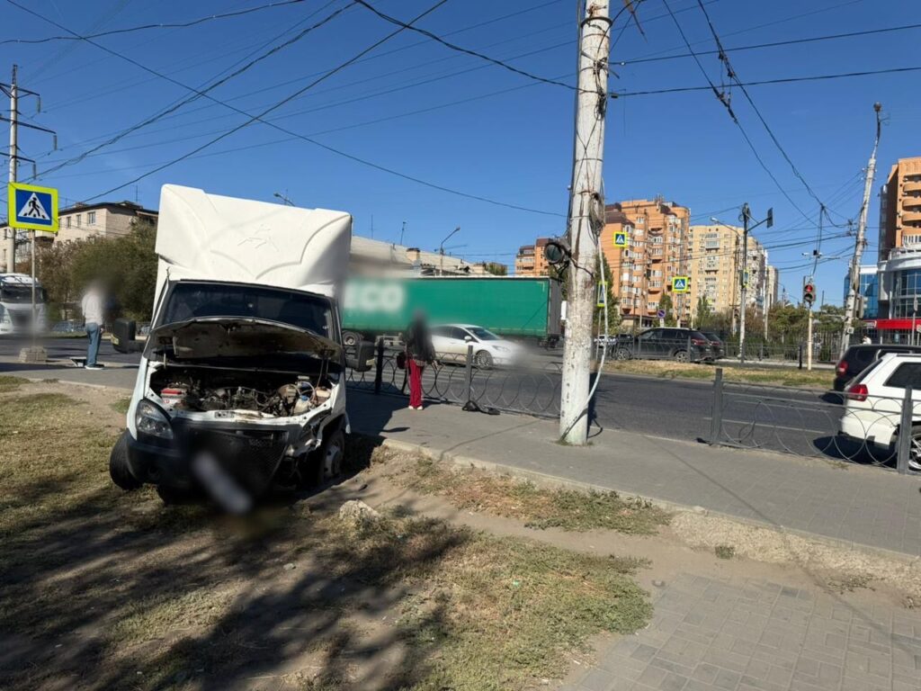 ГАЗель въехала в толпу астраханцев после столкновения с «Ладой» — фото 1