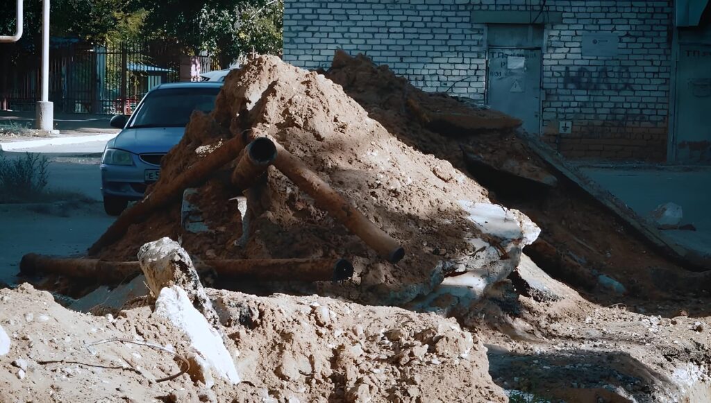 Город перекопан, горячей воды нет: появится ли в Нариманове отопление?