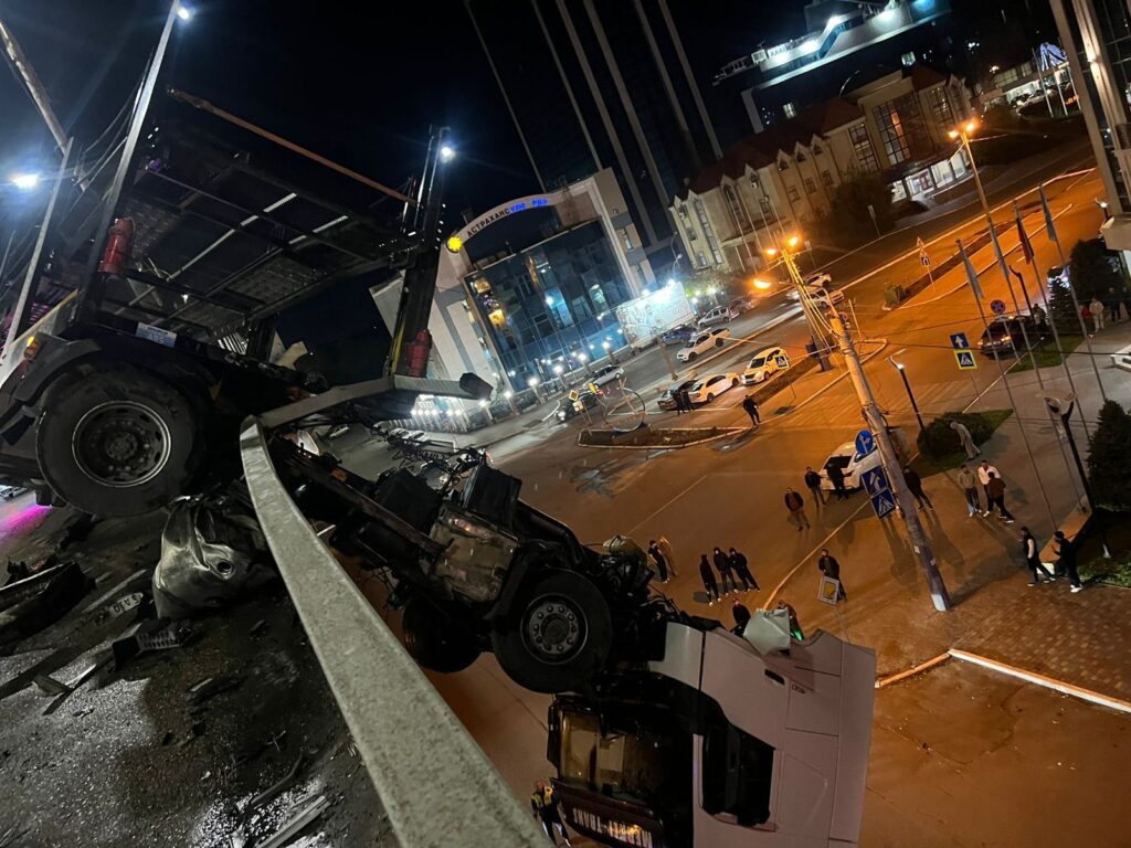 В Астрахани фура повисла на десятиметровой высоте с водителем в кабине