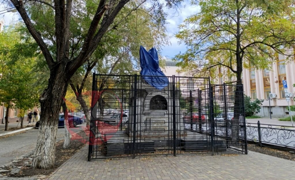 Разрушающийся памятник Трусову в центре Астрахани планируют восстановить