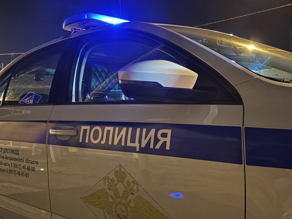 Попытавшийся задушить полицейского астраханец получил выстрел в ногу и проблемы с законом