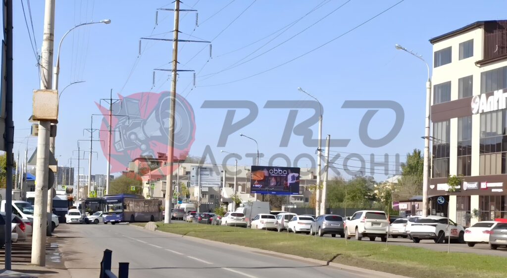 ДТП на одной из самых оживленных улиц Астрахани вынудило автобусы заезжать на газон