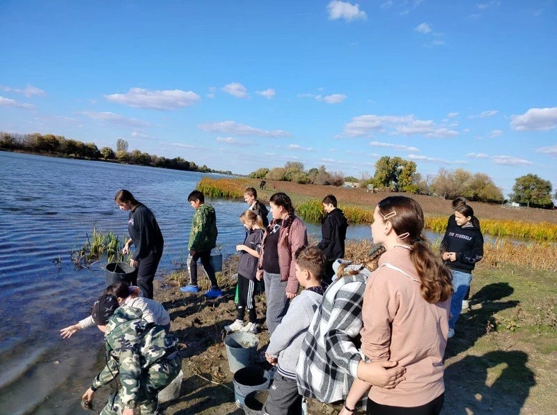 Школьники спасли рыбу от замора в Камызякском районе