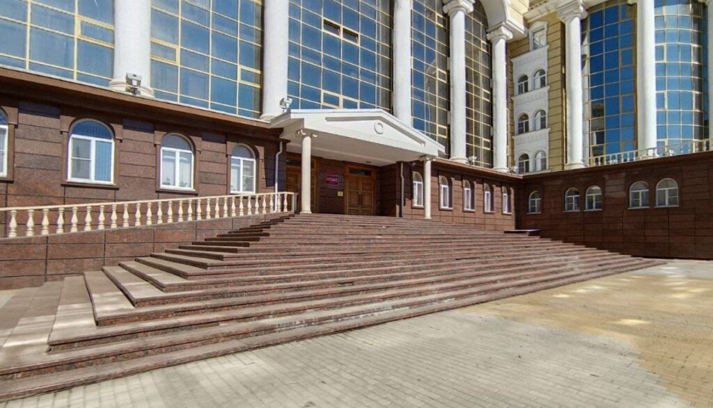 Власти Астрахани продолжают судиться с подрядчиками, устанавливающими остановки