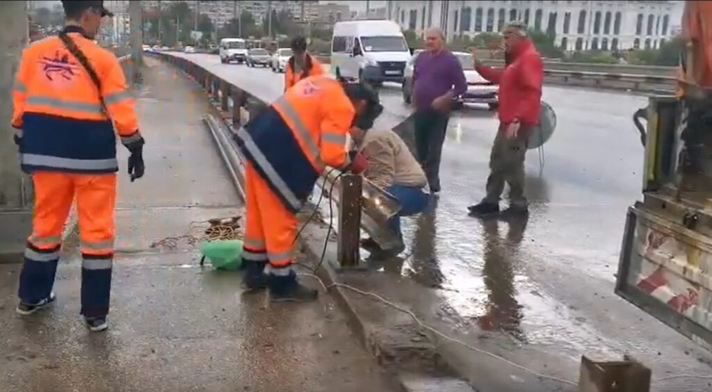 Ограждение Нового моста восстанавливают после ночной аварии