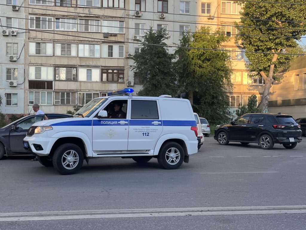Пьяный дебошир атаковал охранника ножом в астраханском клубе