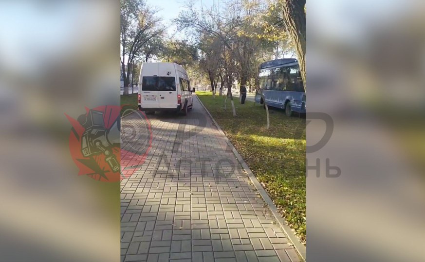 Астраханский маршрутчик заехал на тротуар, напугав пешеходов