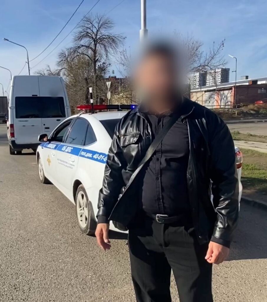 Водитель маршрутки в Астрахани оштрафован за езду по тротуару — фото 1
