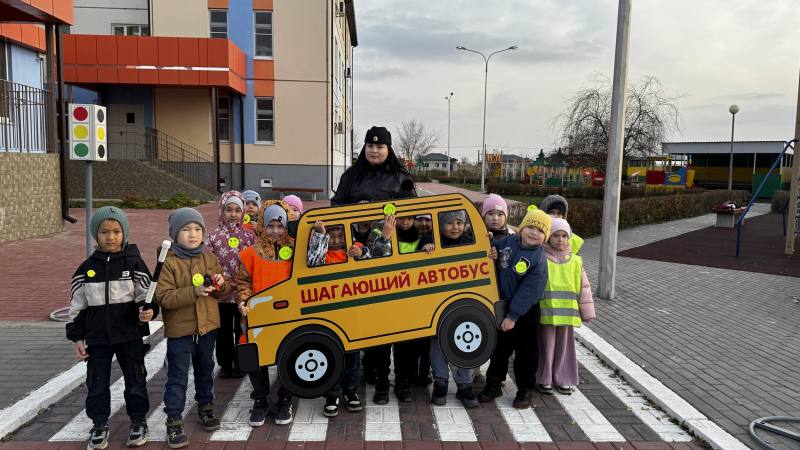 В Астрахани для самых маленьких была проведена акция «Шагающий светофор»
