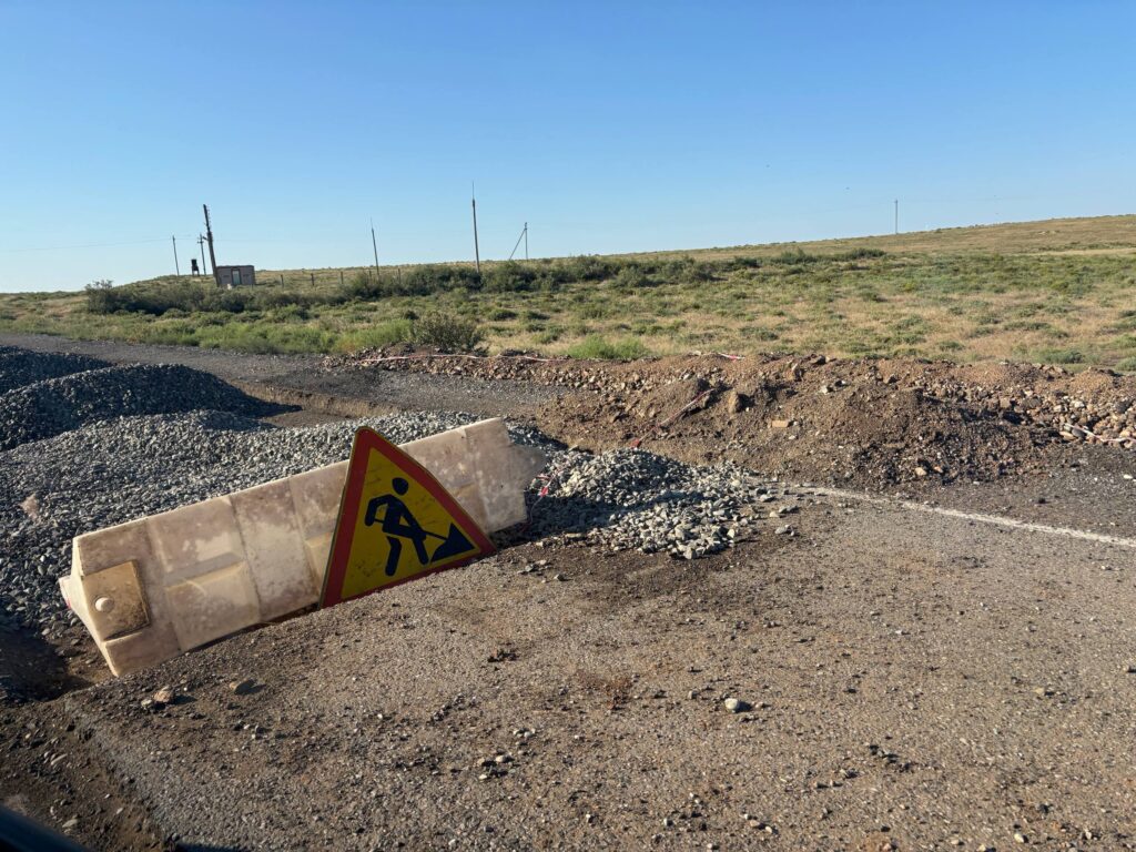 Смертельное ДТП: рабочий погиб при ремонте дороги в Астраханской области