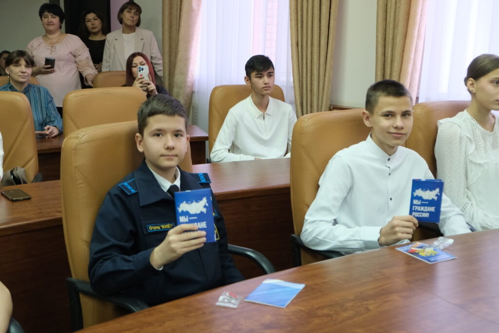 Тридцать астраханских школьников получили первые паспорта в День Конституции — фото 6