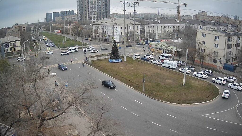 В Астрахани начали устанавливать первые елки