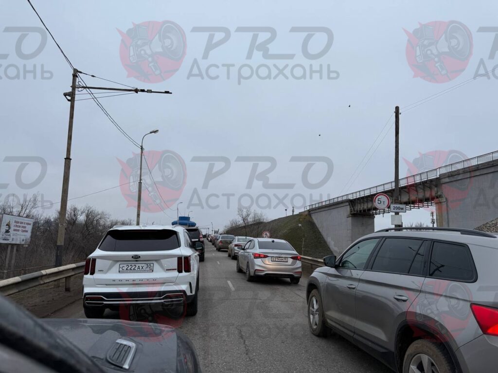 Астраханцы негодуют: Старый мост встал в пробку из-за глубокой ямы — фото 2