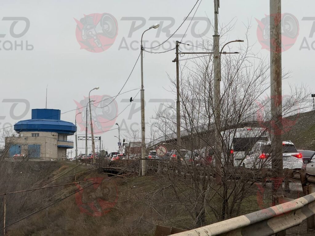 Астраханцы негодуют: Старый мост встал в пробку из-за глубокой ямы — фото 1