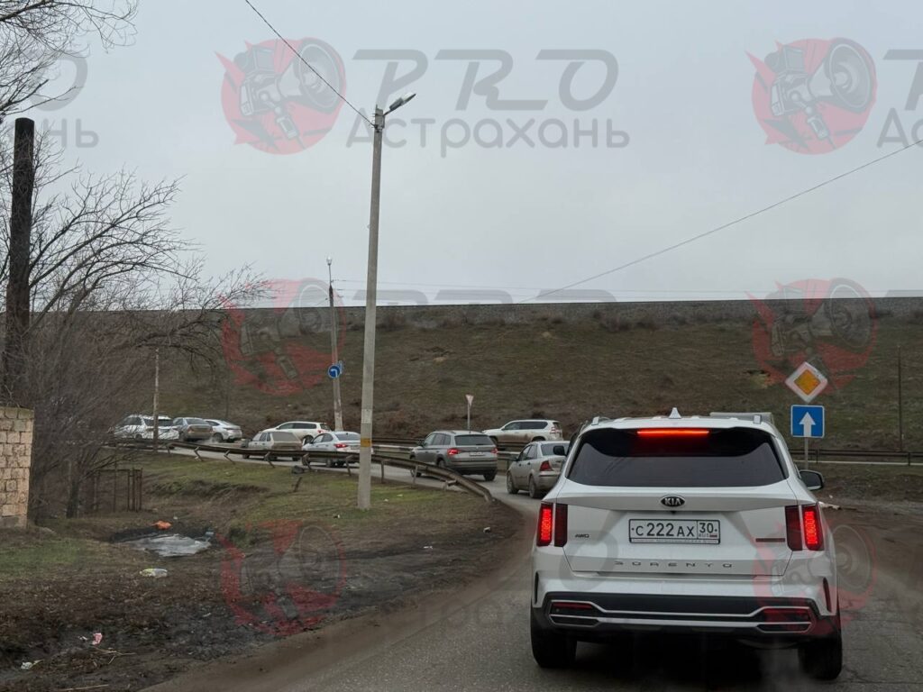 Астраханцы негодуют: Старый мост встал в пробку из-за глубокой ямы