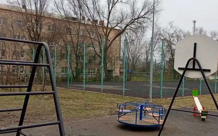 Уничтожение качели и вырванная карусель: вандалы разнесли очередную площадку в Астраханской области