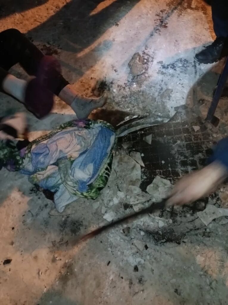 Астраханские спасатели помогли женщине, застрявшей в люке канализации — фото 1