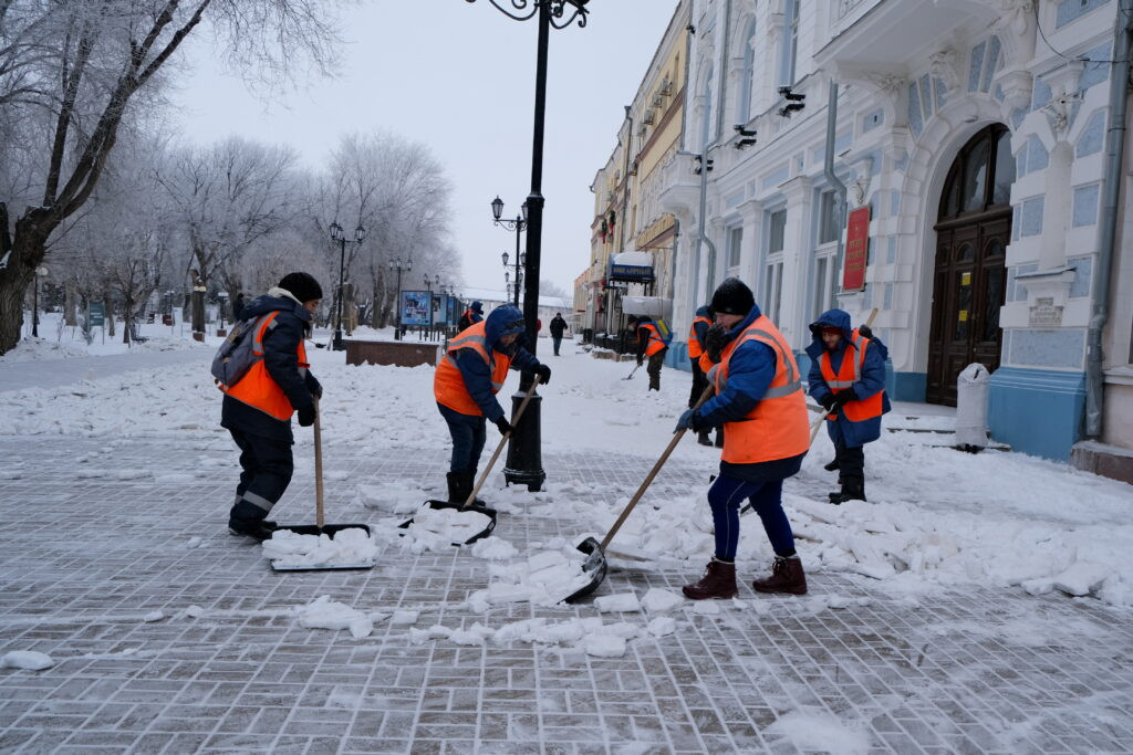 Из Астрахани за неделю вывезли почти две тысячи кубометров снега — фото 1