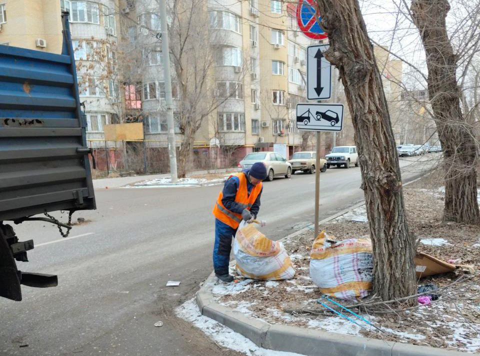 Астраханские коммунальщики обеспечивают порядок на улицах города