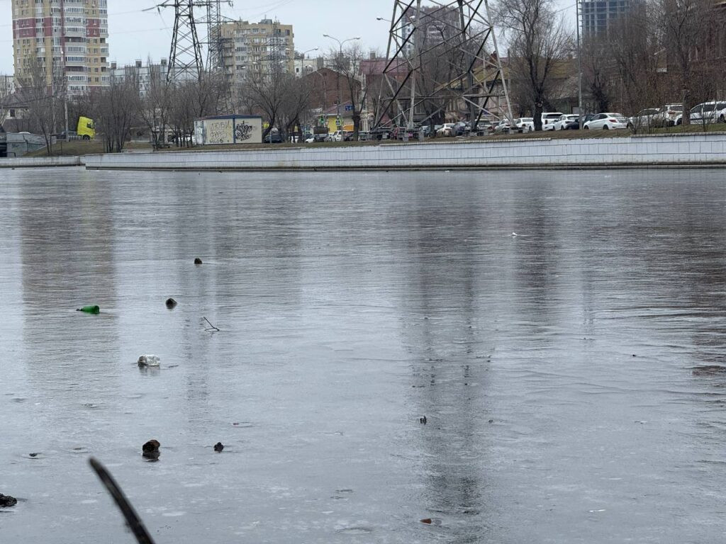 Астраханцев призывают к осторожности: лед на городских каналах стал опасно тонким