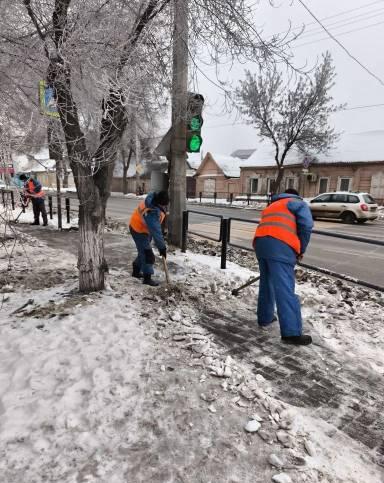 Из Астрахани за неделю вывезли почти две тысячи кубометров снега — фото 5