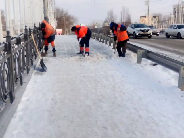 Из Астрахани за неделю вывезли почти две тысячи кубометров снега — фото 3