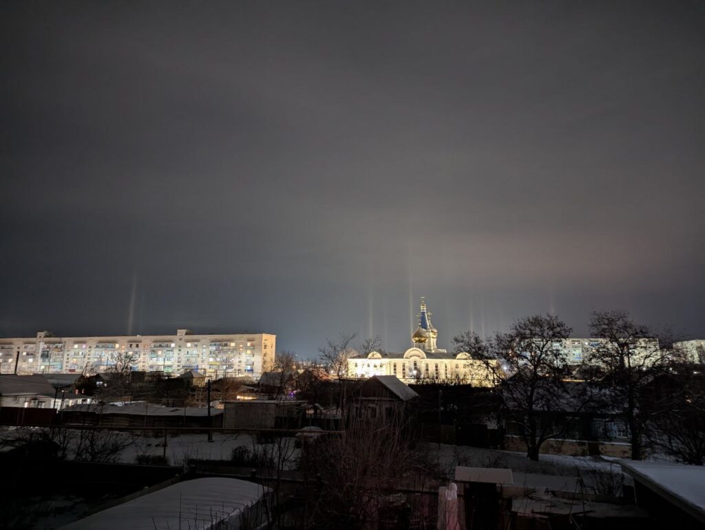 Ледяное сияние: астраханский астроном снял редкие световые столбы в морозном небе — фото 1