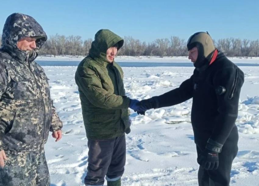 Астраханец провалился под лед в двух шагах от спасательной станции