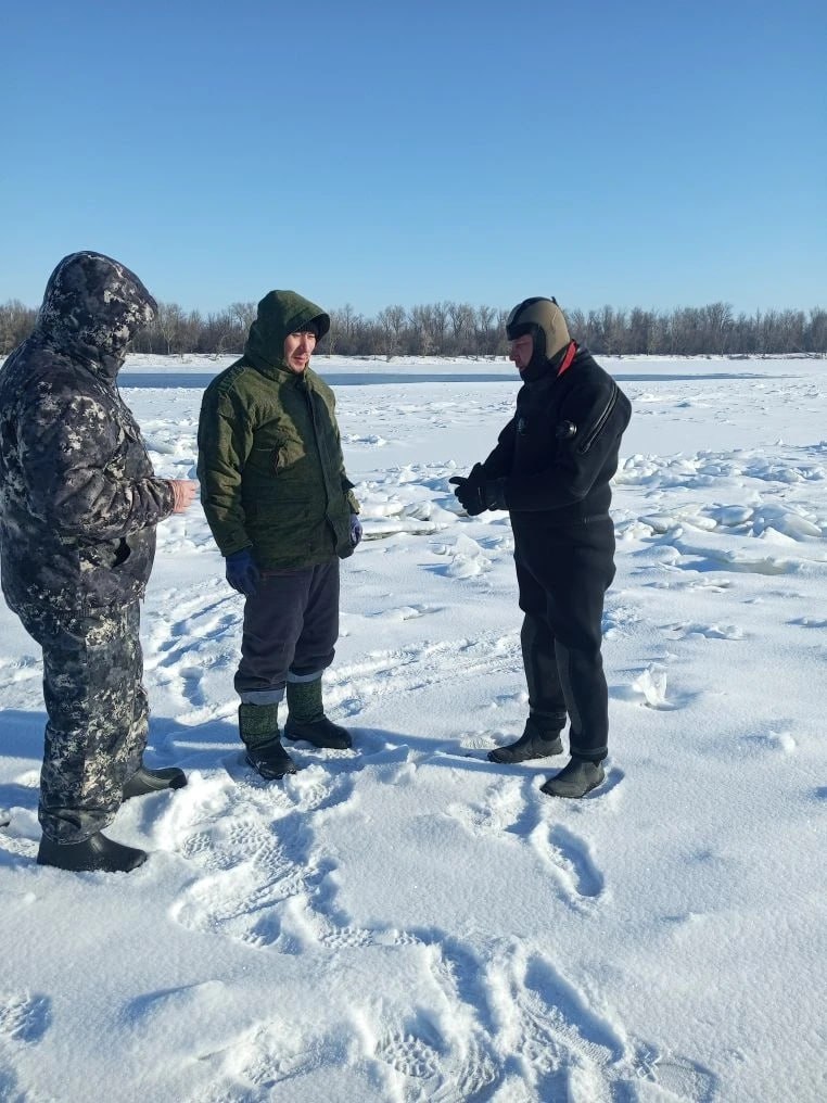 Астраханец провалился под лед в двух шагах от спасательной станции — фото 1