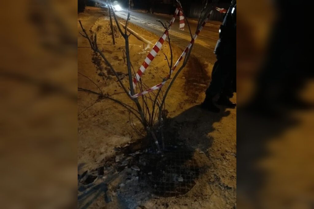 Астраханские спасатели помогли женщине, застрявшей в люке канализации