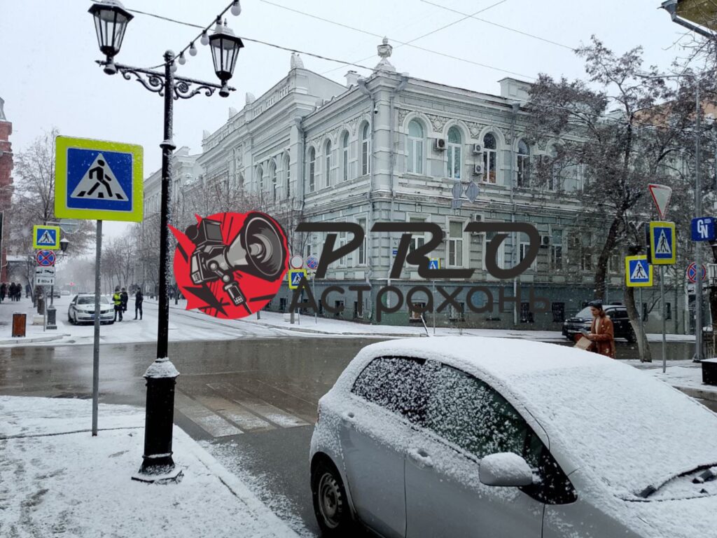 В центре Астрахани массово эвакуируют автомобили