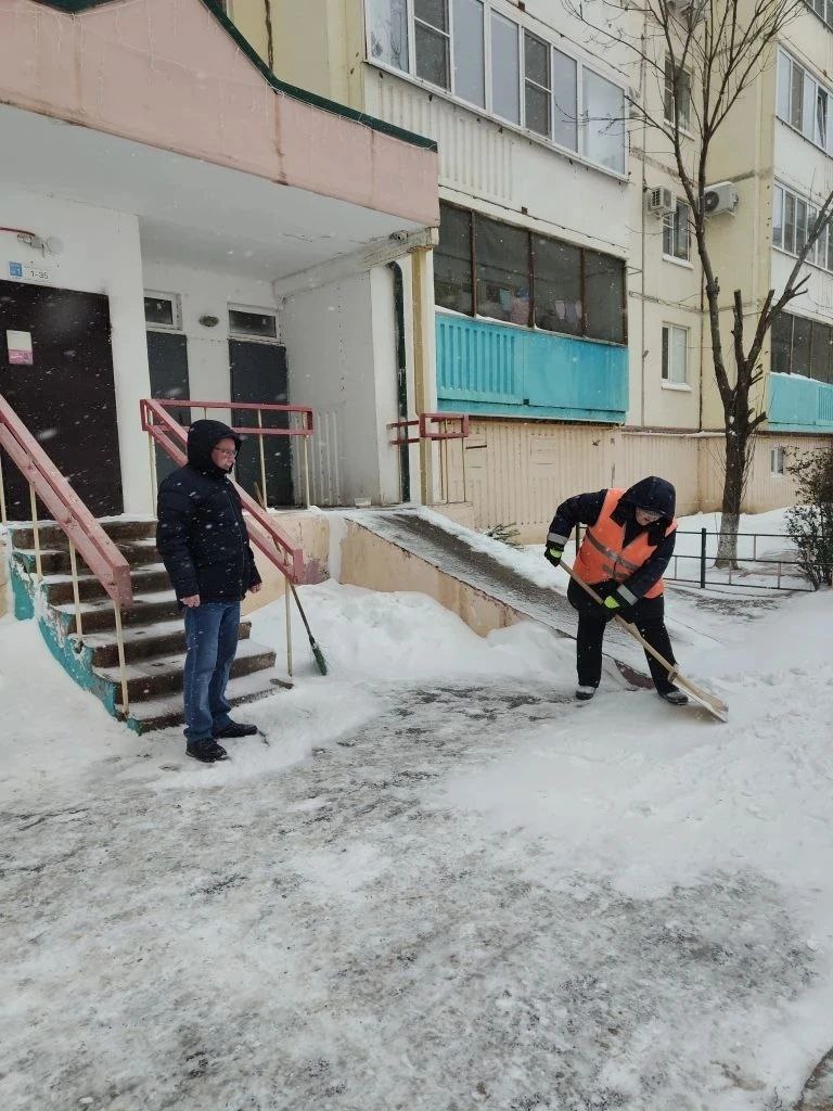 Астраханские коммунальные службы борются с последствиями снегопада — фото 1